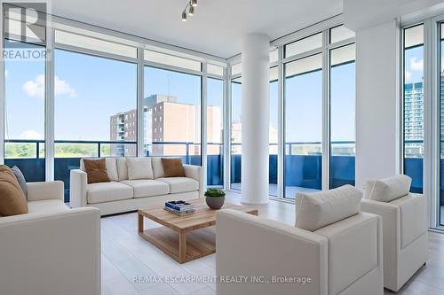 1012 - 21 Park Street E, Mississauga, ON - Indoor Photo Showing Living Room