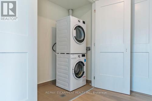 1012 - 21 Park Street E, Mississauga, ON - Indoor Photo Showing Laundry Room