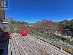 Huge deck for entertaining, relaxing - 