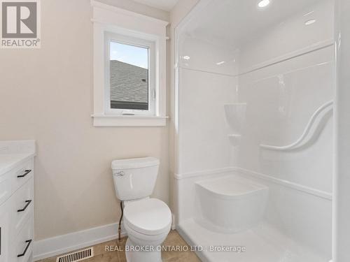 44 Topham Boulevard, Welland (N. Welland), ON - Indoor Photo Showing Bathroom