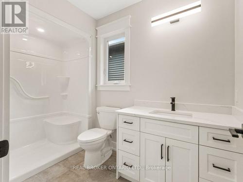 44 Topham Boulevard, Welland (N. Welland), ON - Indoor Photo Showing Bathroom