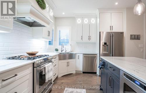 30 Brookside Lane, Tillsonburg, ON - Indoor Photo Showing Kitchen With Upgraded Kitchen