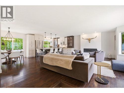 Open concept living - 4337 Dunvegan Court, Kelowna, BC - Indoor Photo Showing Living Room