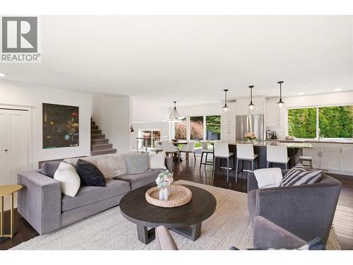 4337 Dunvegan Court, Kelowna, BC - Indoor Photo Showing Living Room