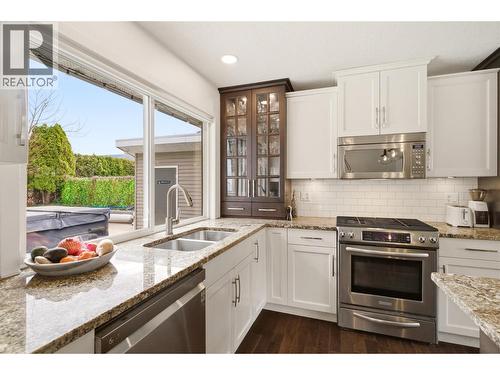 4337 Dunvegan Court, Kelowna, BC - Indoor Photo Showing Kitchen With Double Sink With Upgraded Kitchen