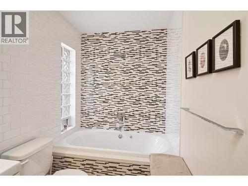 Main bathroom - 4337 Dunvegan Court, Kelowna, BC - Indoor Photo Showing Bathroom