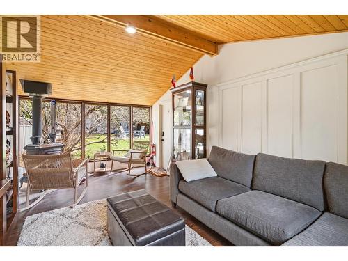 cottage - 4337 Dunvegan Court, Kelowna, BC - Indoor Photo Showing Living Room