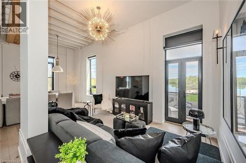 Living area featuring light wood finished floors - 19 Guelph Avenue Unit# 308, Cambridge, ON - Indoor Photo Showing Bathroom