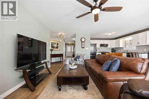 5700 Blackwell Sideroad Unit# 74, Sarnia, ON - Indoor Photo Showing Living Room