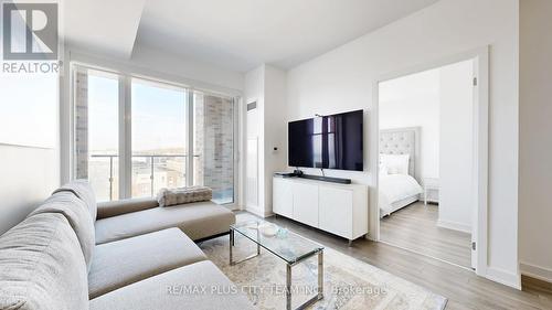 626 - 100 Eagle Rock Way, Vaughan, ON - Indoor Photo Showing Living Room