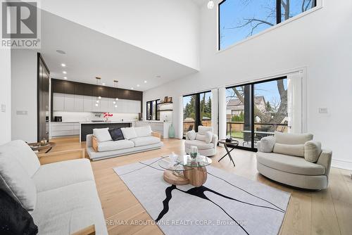 2556 Glengarry Road, Mississauga, ON - Indoor Photo Showing Living Room