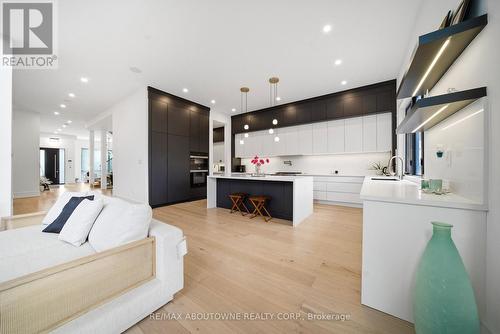 2556 Glengarry Road, Mississauga, ON - Indoor