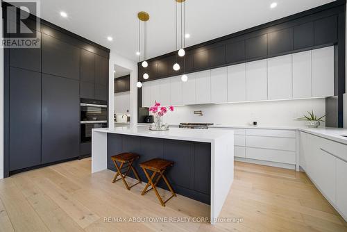 2556 Glengarry Road, Mississauga, ON - Indoor Photo Showing Kitchen With Upgraded Kitchen