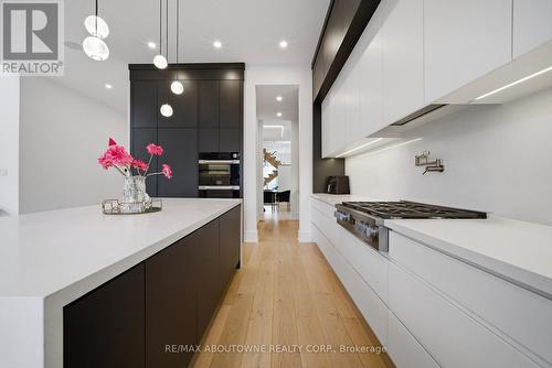2556 Glengarry Road, Mississauga, ON - Indoor Photo Showing Kitchen With Upgraded Kitchen