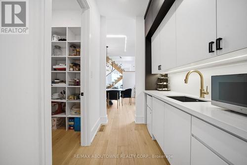 2556 Glengarry Road, Mississauga, ON - Indoor Photo Showing Kitchen