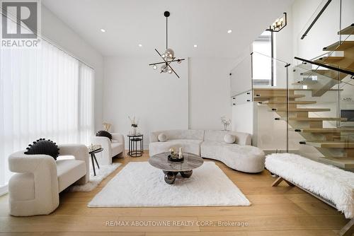2556 Glengarry Road, Mississauga, ON - Indoor Photo Showing Living Room