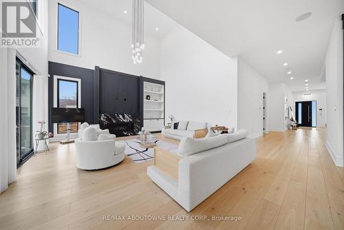 2556 Glengarry Road, Mississauga, ON - Indoor Photo Showing Living Room