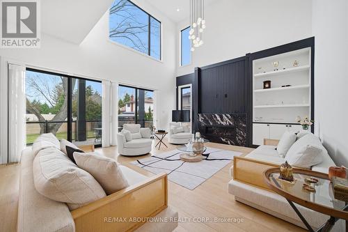 2556 Glengarry Road, Mississauga, ON - Indoor Photo Showing Living Room