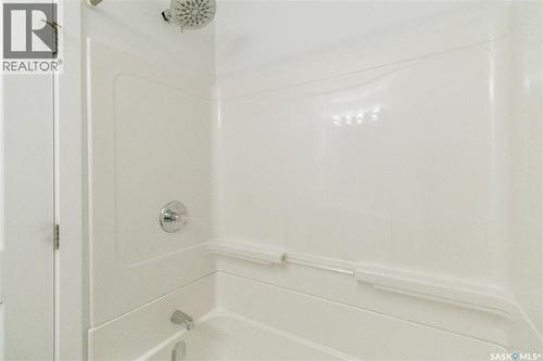 453 L Avenue S, Saskatoon, SK - Indoor Photo Showing Bathroom