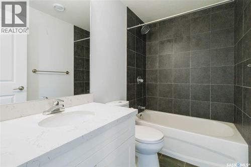 453 L Avenue S, Saskatoon, SK - Indoor Photo Showing Bathroom