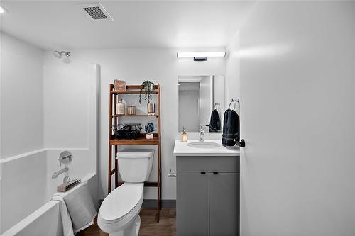 218 1525 Saskatchewan Avenue, Portage La Prairie, MB - Indoor Photo Showing Bathroom