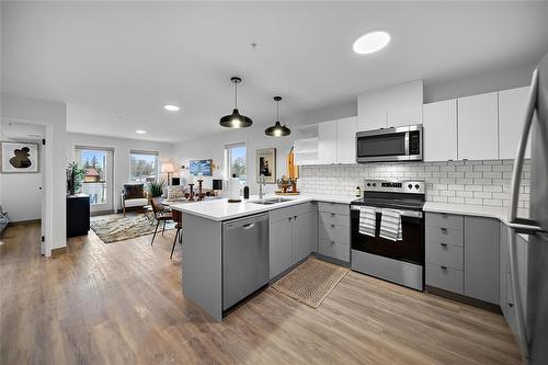 218 1525 Saskatchewan Avenue, Portage La Prairie, MB - Indoor Photo Showing Kitchen With Upgraded Kitchen