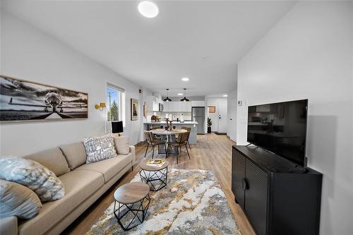 218 1525 Saskatchewan Avenue, Portage La Prairie, MB - Indoor Photo Showing Living Room