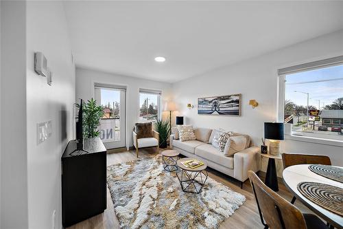 218 1525 Saskatchewan Avenue, Portage La Prairie, MB - Indoor Photo Showing Living Room