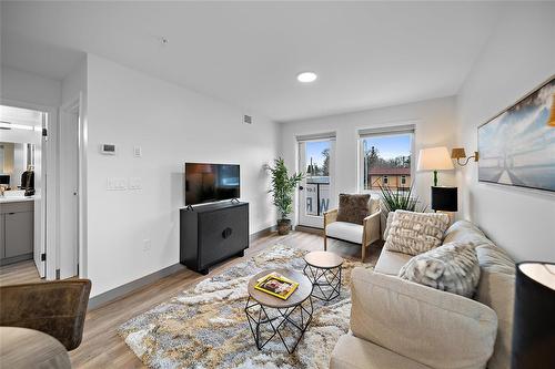 218 1525 Saskatchewan Avenue, Portage La Prairie, MB - Indoor Photo Showing Living Room