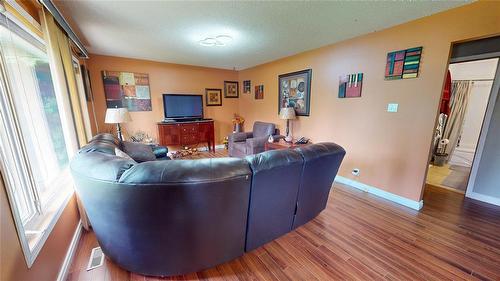 99021 14 Road E, Teulon, MB - Indoor