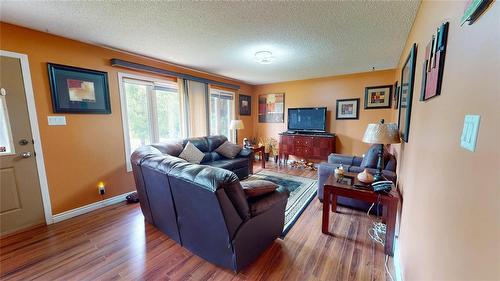99021 14 Road E, Teulon, MB - Indoor Photo Showing Living Room