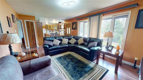 99021 14 Road E, Teulon, MB - Indoor Photo Showing Living Room