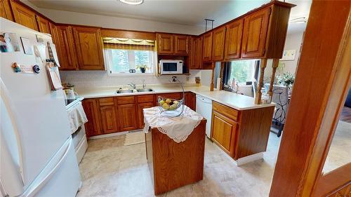 99021 14 Road E, Teulon, MB - Indoor Photo Showing Kitchen With Double Sink