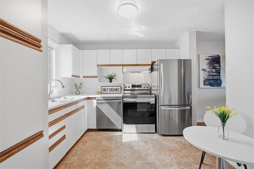 B 67 Apple Lane, Winnipeg, MB - Indoor Photo Showing Kitchen