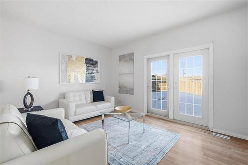 B 67 Apple Lane, Winnipeg, MB - Indoor Photo Showing Living Room