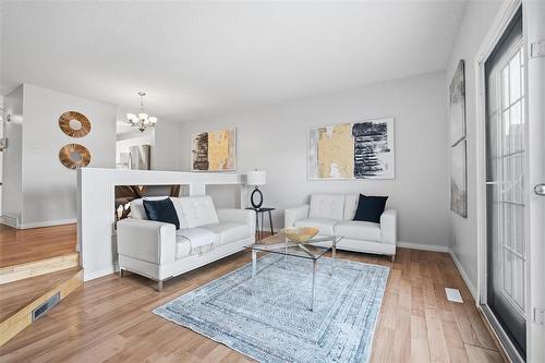 B 67 Apple Lane, Winnipeg, MB - Indoor Photo Showing Living Room