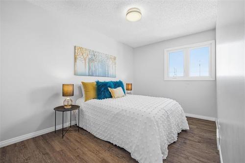 B 67 Apple Lane, Winnipeg, MB - Indoor Photo Showing Bedroom