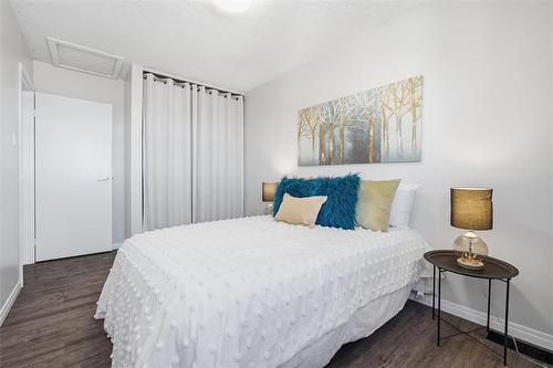 B 67 Apple Lane, Winnipeg, MB - Indoor Photo Showing Bedroom