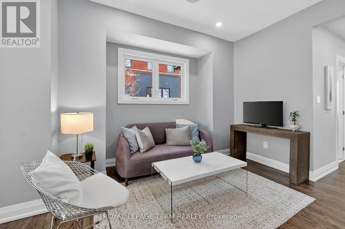 307 Fairmont Avenue, Ottawa, ON - Indoor Photo Showing Living Room