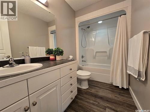 752 Mctaggart Drive, Weyburn, SK - Indoor Photo Showing Bathroom