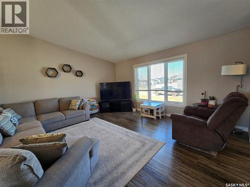 752 Mctaggart Drive, Weyburn, SK - Indoor Photo Showing Living Room