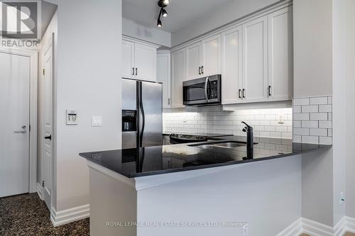 109 - 2083 Lake Shore Boulevard W, Toronto, ON - Indoor Photo Showing Kitchen