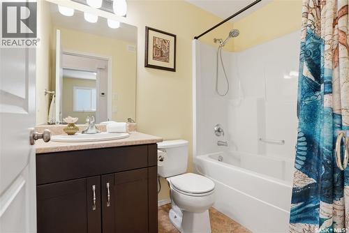 1019 Hunter Road, Saskatoon, SK - Indoor Photo Showing Bathroom