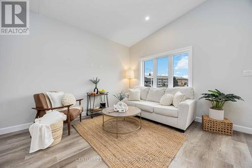 9 Postma Crescent, North Middlesex (Ailsa Craig), ON - Indoor Photo Showing Living Room