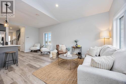 9 Postma Crescent, North Middlesex (Ailsa Craig), ON - Indoor Photo Showing Living Room