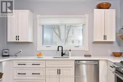 Main House Stylish White Quartz kitchen - 