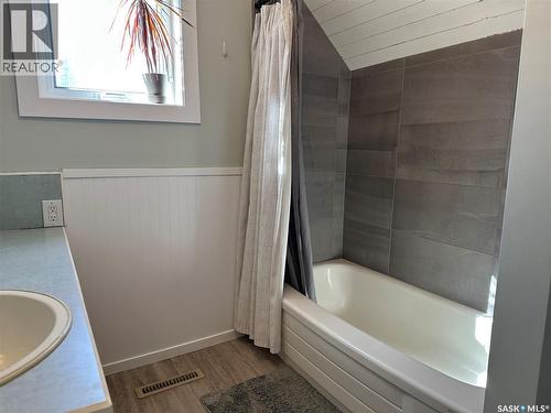 24 3Rd Avenue Se, Weyburn, SK - Indoor Photo Showing Bathroom