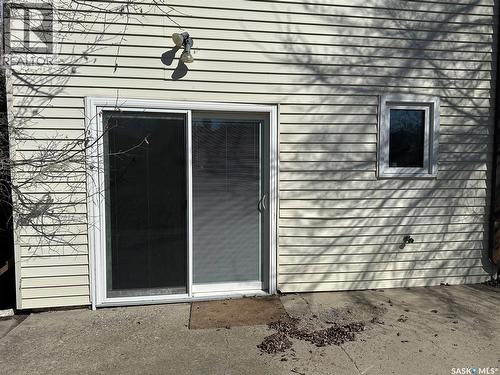 24 3Rd Avenue Se, Weyburn, SK - Outdoor