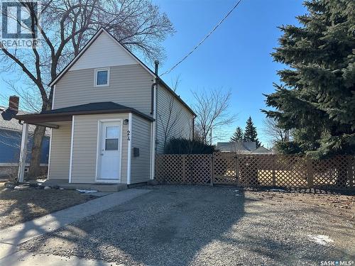 24 3Rd Avenue Se, Weyburn, SK - Outdoor