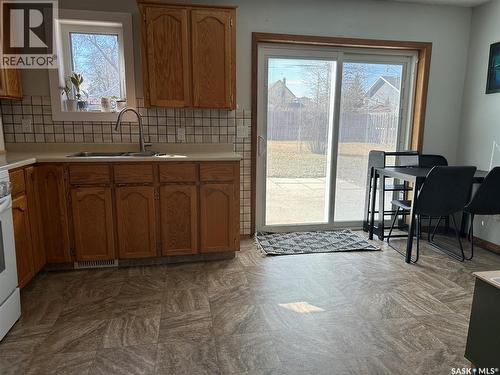 24 3Rd Avenue Se, Weyburn, SK - Indoor Photo Showing Kitchen